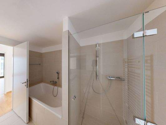 Badezimmer mit separater Dusche und Badewanne