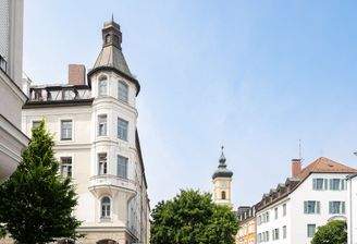 ALTBAU DETAILS - Eckturmerker mit Pyramidendach und Laterne, Sockelrustika, Gesimsen, Lisenen und Putzfeldern