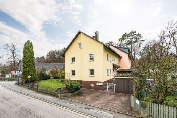 Zur Wohneinheit Obergeschoss gehört ein Außenstellplatz