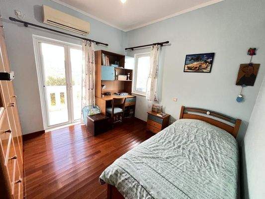 MIT VIDEO: Kreta, Neo Chorio: Zwei- Apartmentshaus zu verkaufen