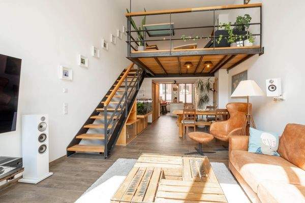 Galeriemöbel und Treppe zur Galerie