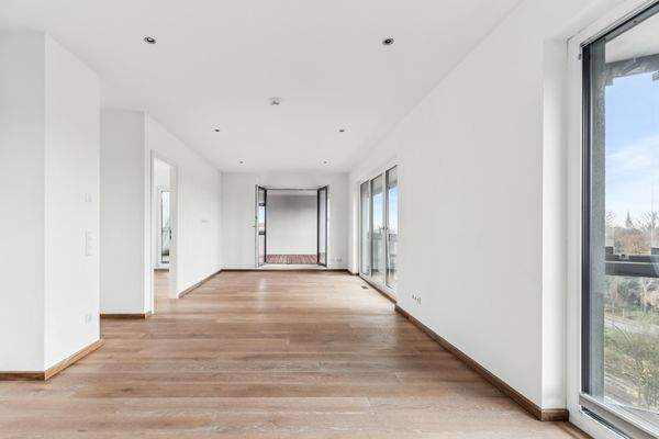 Lichtdurchfluteter Wohn- und Essbereich mit Zugang auf die Loggia und den Balkon