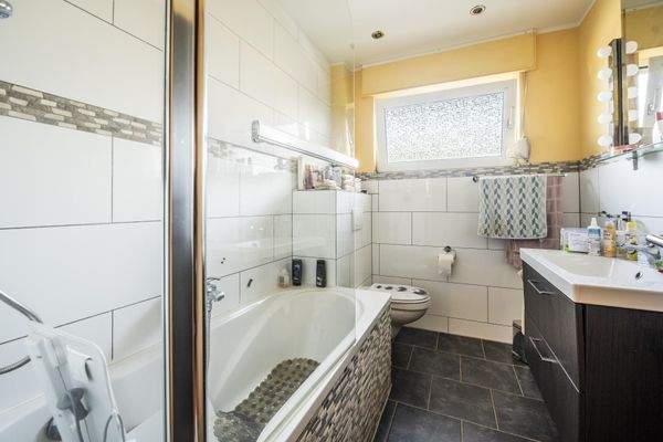 Tageslichtbad mit Wanne