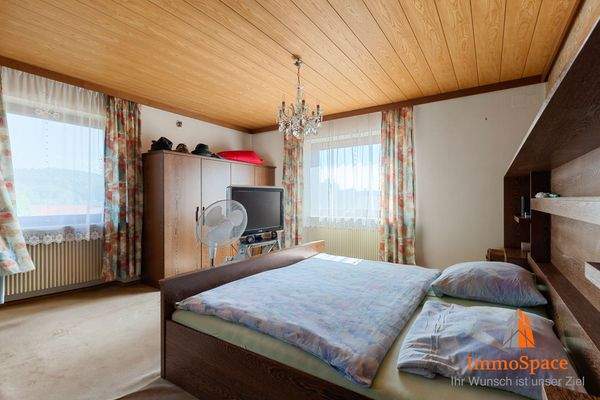 Großes Schlafzimmer im Obergeschoss