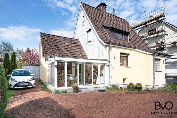 Parkflächen und eine Garage am Haus