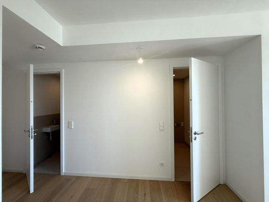 Zugang Toilette ( links ) und Bad ( rechts )