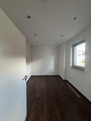 Helles Zimmer mit Fenster