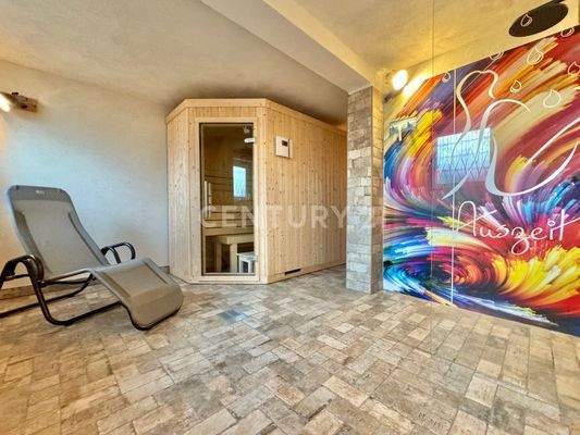 Wellnessbereich mit Sauna und Dusche