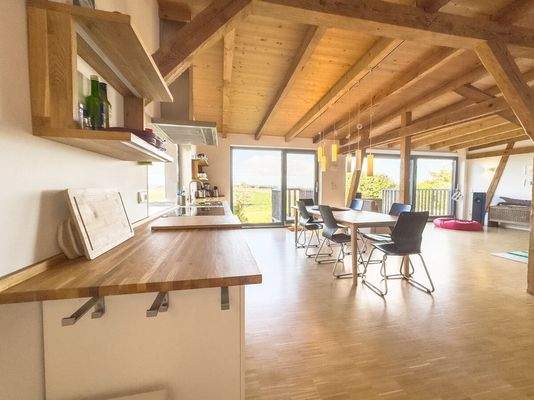 Die helle Wohnküche im OG