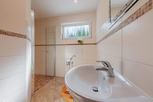 Gäste-WC mit Dusche