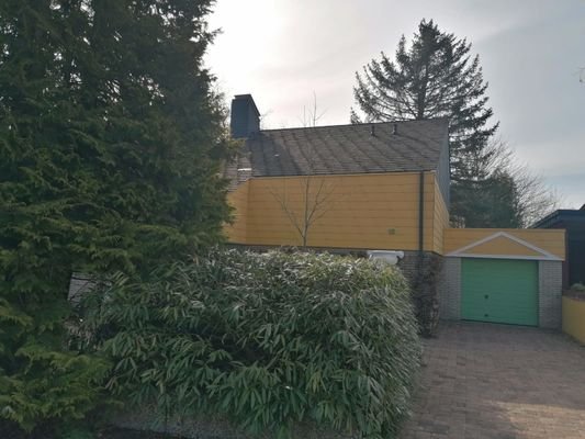 Front mit Garage