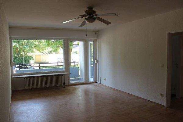 1298 Wohnraum mit Loggia Bild 1