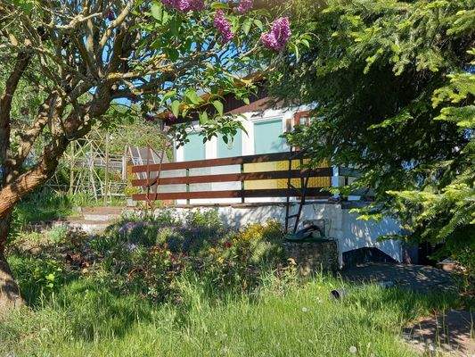 Gartenansicht Bungalow und Terrasse 1