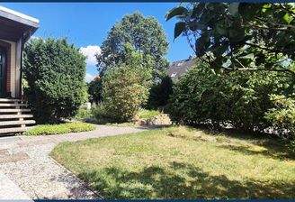 Blick auf den vorderen Garten- und Hauseingangsbereich