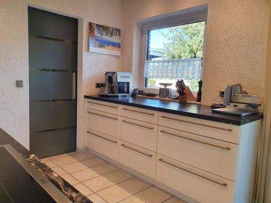 Küche mit Tür zur Speisekammer