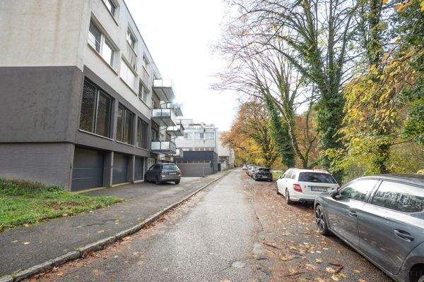 Genügend kostenfreie Parkplätze neben dem Haus