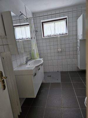 Helles Duschbad Bodentief EG 2.jpg