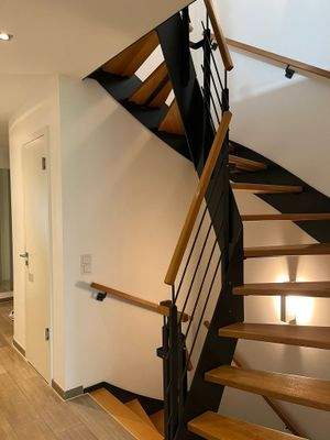 Freitragende Stahlwangen-Treppe.jpg