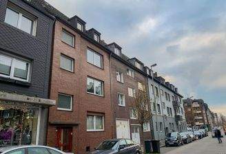 Straßenszene mit Wohnhäusern