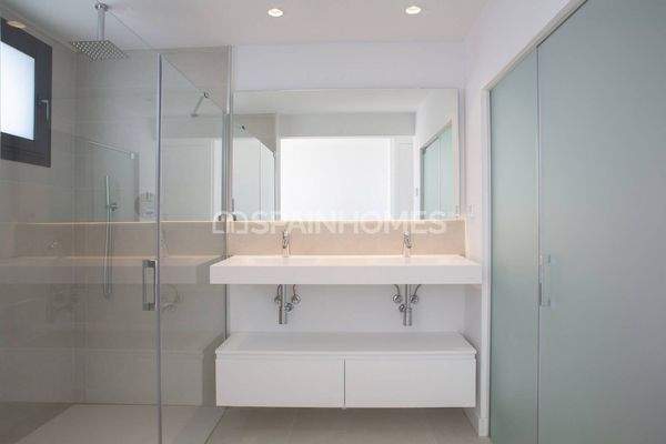 Sea-View Flats in a Fuengirola Complex in Spain