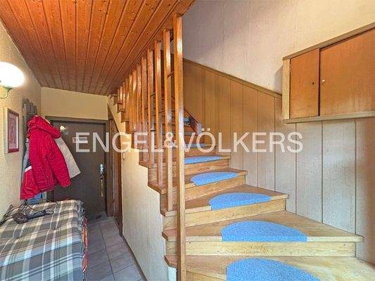 EG: Hausflur mit Treppenaufgang ins DG
