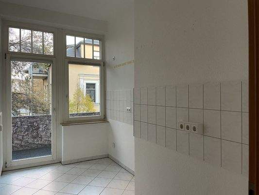 kleine Küche mit Balkon