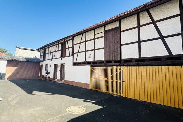 Nebengebäude (Holzlege, WC-Anlagen)