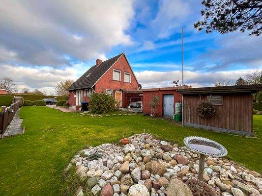 Haus Seitenansicht Garten Terrasse