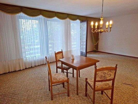 Wohnzimmer mit Balkon