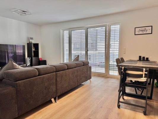 helles Wohnzimmer mit Balkon