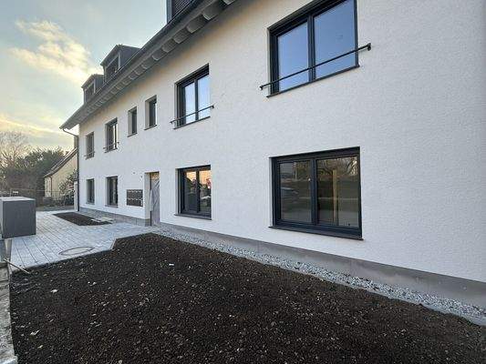 Eingangstür mit Vorplatz