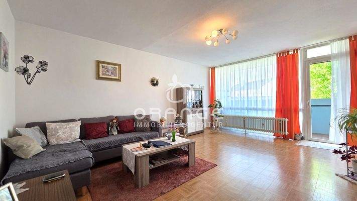 Großes lichtdurchflutetes Wohnzimmer