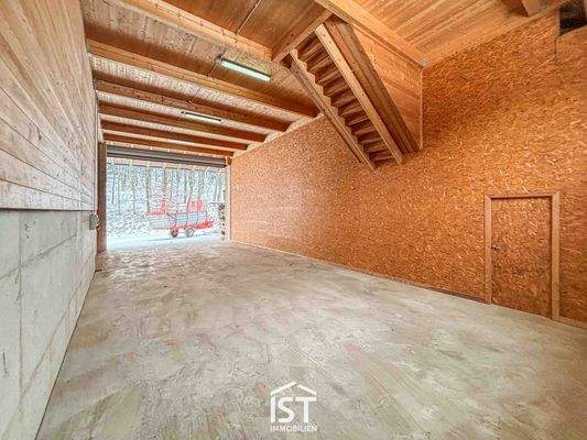 Lagerhalle mit elektrischem Sektionaltor