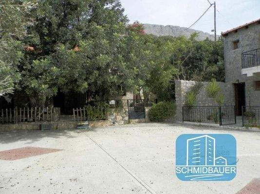 Südkreta, Agia Paraskevi: Zweistöckiges traditionelles Steinhaus zu verkaufen