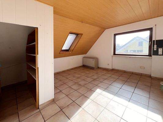 OG Küche mit Abstellraum und Essplatz