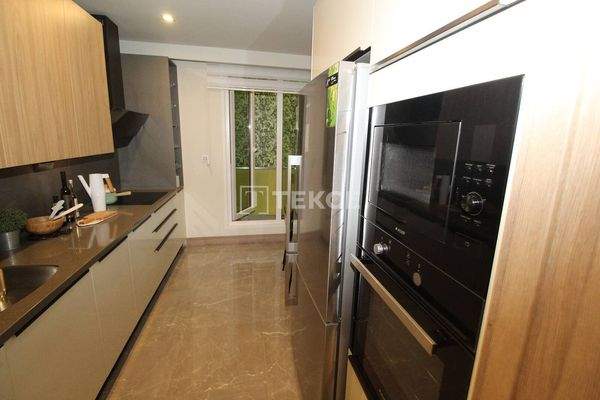 Flats Near the Metrobus Station in İstanbul Esenyurt