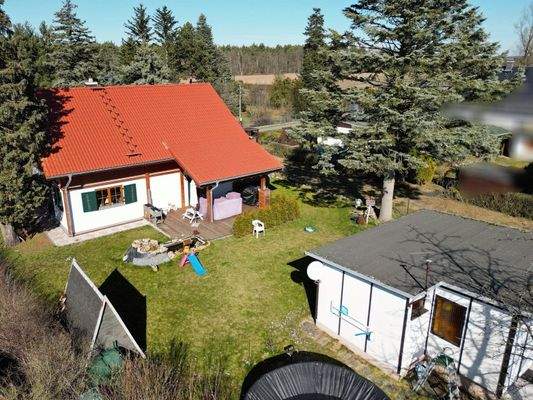 Rückansicht mit Terrasse und Bungalow