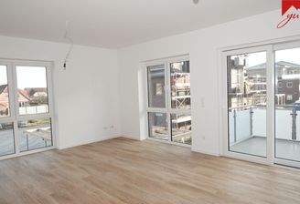 Wohn- und Essbereich mir Zugang zum Balkon