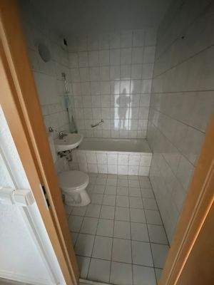 Badezimmer inkl. Badewanne.jpg