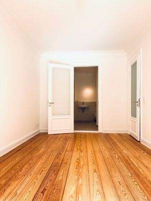 Schlafzimmer und Badezimmer