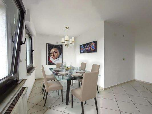 EG Küche mit Sitzbereich (mit KI eingerichtet)