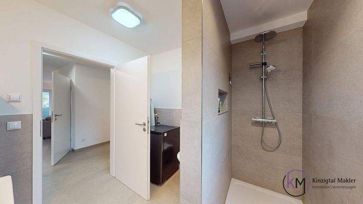 ... das Badezimmer mit ebenerdiger Dusche