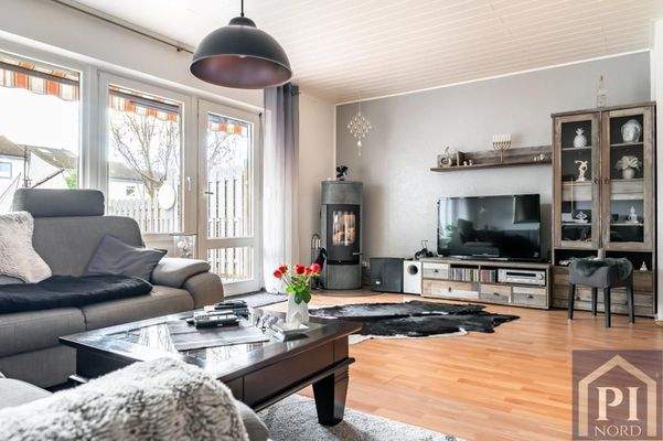 Wohnzimmer mit Wohlfühlatmosphäre und Kaminofen