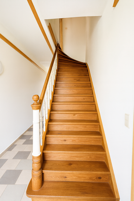 Treppe zum OG ( KI ).PNG