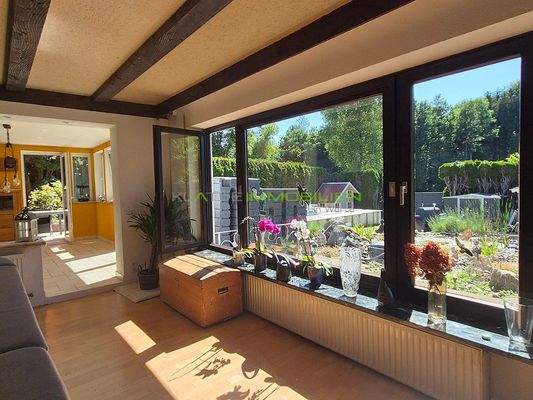 WE01 - Wohnzimmer 02 mit Blick in der Garten