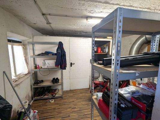 Abgetrennter Raum mit Lagermöglichkeiten