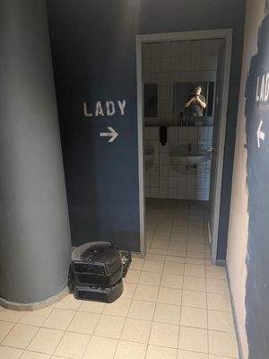 Damentoilette Eingang