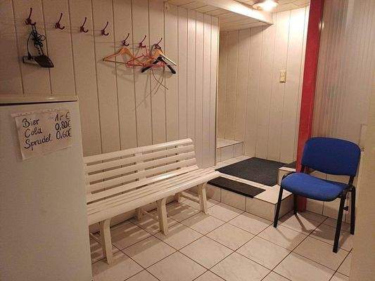 Ankleide mit Kleider Spind