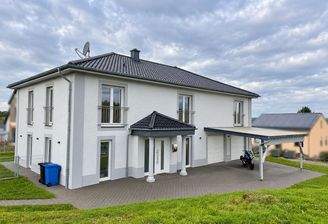 Modernes EFH mit Garten, Terrasse u. Carport