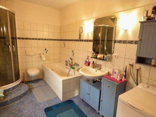 Bad mit Wanne u. Dusche